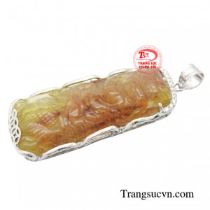 Hình ảnh mặt dây rồng không chỉ mang lại vẻ đẹp mạnh mẽ, cá tính mà còn biểu tượng của quyền lực, sự thịnh vượng và may mắn cho đấng mày râu.