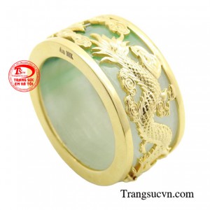 Chiếc nhẫn được khắc họa hình ảnh con rồng tượng trưng cho quyền lực, giúp người đeo tăng cường sự tự tin và uy tín.