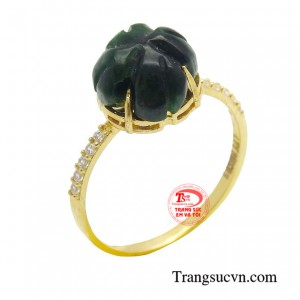 Nhẫn nữ ngọc thanh mảnh là sự kết hợp giữa vàng 10k vàn ngọc jadeit tạo nên một chiếc nhẫn không chỉ là trang sức mà còn là một tác phẩm nghệ thuật mang ý nghĩa sâu sắc.