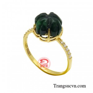 Đã từ lâu , ngọc jadeit được xem như biểu tượng của sự trường thọ, may mắn và trí tuệ trong nhiều nền văn hóa.