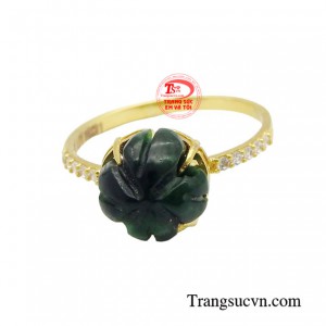Chiếc nhẫn được thiết kế nhẹ nhàng, không cầu kì nhưng luôn phù hợp với phong cách và không hề lỗi mốt.