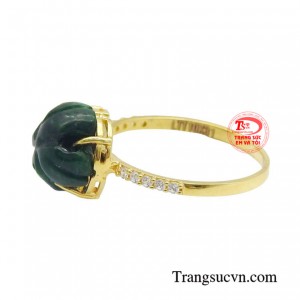Một cô nàng sở hữu chiếc nhẫn này trên tay luôn cảm thấy bình an và hạnh phúc.