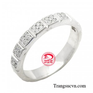Nhẫn quý cô vàng trắng có kích thước nhỏ dành cho những cô nàng yêu thích đeo ngón út.