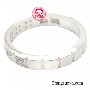 Chiếc nhẫn luôn là món phụ kiện quan trọng để quý cô phối với những bộ đồ.