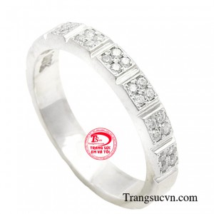 Chiếc nhẫn được thiết kế theo phong cách đơn giản, hài hòa với gam màu trắng thuần sắc góp phần mang đến sự sang trọng cho vẻ ngoài của bạn.