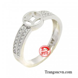 Nhẫn quý cô vàng trắng yêu kiều giúp nàng nâng tầm phong cách không còn đơn điệu trong bộ trang phục hàng ngày.