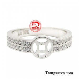 Chỉ với một chiếc nhẫn đơn giản, bất kì cô gái nào cũng có thể ghi dấu ấn phong cách thời thượng trong những cuộc gặp gỡ.