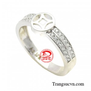 Chiếc nhẫn chính là món phụ kiện tạo điểm nhấn hoàn hảo mà bất kì cô nàng nào cũng nên sở hữu cho bộ sưu tập trang sức của riêng mình.