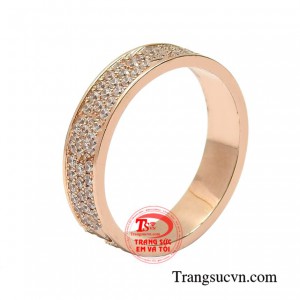 Không chỉ mang đến nét sang trọng mà còn phù hợp với nhiều kiểu dáng trang phục khác nhau.