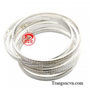 Vòng tuần vàng phù hợp nhiều loại trang phục và phong cách thời trang, thích hợp làm quà tặng cho bạn gái những dịp ý nghĩa. 