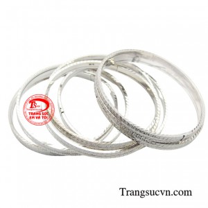 Vòng tuần với 7 chiếc vòng mang ý nghĩa đem lại may mắn trong cả tuần, xua đi điềm xấu, sự thiếu may mắn trong cuộc sống.