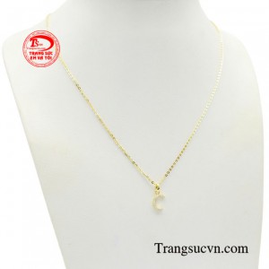Khi đi cùng với chiếc áo phông tối giản thì bộ dây chuyền này trở thành tâm điểm của mọi ánh nhìn, còn khi đi cùng những bộ cánh cầu kỳ, bộ trang sức đảm nhận hoàn hảo vai trò là vật làm nền, tôn lên vẻ đẹp rạng ngời cho bộ trang phục lộng lẫy ấy.