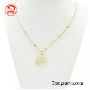 Bộ mặt dây thiết kế vàng 18k được chế tác tinh xảo trên từng chi tiết, cùng bản thiết kế đơn giản không gây cảm giác vướng trong suốt quá trình sử dụng.