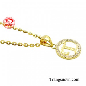 Khi đi cùng với chiếc áo phông tối giản thì bộ dây chuyền này trở thành tâm điểm của mọi ánh nhìn, còn khi đi cùng những bộ cánh cầu kỳ thì bộ mặt dây góp phần làm tôn lên vẻ đẹp rạng ngời khi phối hợp với những bộ đồ ấy.
