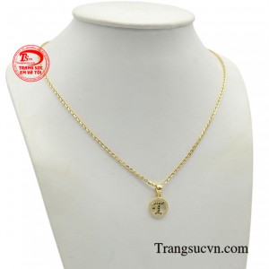 Với thiết kế gọn gàng, chiếc dây ôm trọn vòng cổ mang lại cảm giác thoải mái cho người đeo.