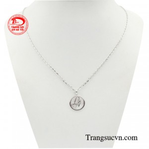 Bộ mặt dây vàng trắng chữ L là sự phối hợp giữa mặt dây và dây chuyền mang lại vẻ đẹp đầy tự tin cho các nàng tỏa sáng. 