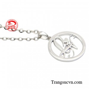 Vàng trắng đang trở thành món đồ trang sức được các bạn trẻ yêu thích bởi sự sang trọng và tinh tế.