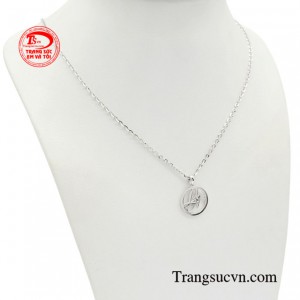 Với thiết kế nhỏ gọn ôm trọn vòng cổ giúp các nàng cảm thấy thoải mái khi đeo.