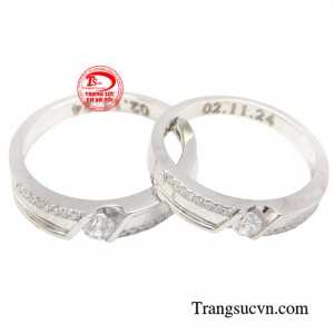Cặp nhẫn cưới vàng trắng 10k có độ sáng bóng của vàng trắng 10k và vẻ đẹp lấp lánh của viên đa chủ cz tạo nên một vẻ đẹp vừa thanh khiết và tinh tế lại vô cùng sang trọng và thời thượng.