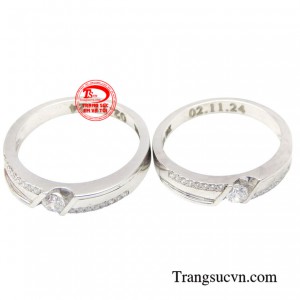 Ngoài ý nghĩa gắn bó, tin tưởng lẫn nhau nhẫn cưới vàng trắng 10k còn là biểu trưng cho sự thủy chung, lâu bền, mang ý nghĩa nghiêm túc hơn vì kể từ khi họ trao nhẫn cưới cho nhau họ đã chính thức làm vợ chồng.