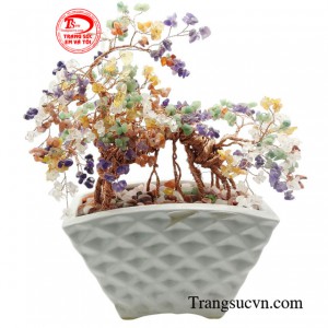 Được tin rằng, nhờ vào việc tích tụ tinh khí của đất trời, đá ngũ sắc mang đến cho người sử dụng một luồng năng lượng tích cực, giúp họ thu hút và giữ lại những điều tốt lành trong cuộc sống.