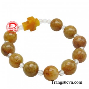 Đeo chuỗi mân côi thạch anh vàng được cho là giúp tăng cường năng lượng tích cực, xua đuổi tà khí, mang lại bình an và hạnh phúc.