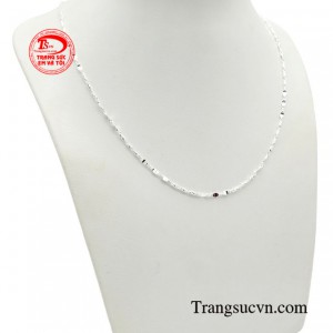 Dựa trên nguồn cảm hứng từ nét nữ tính và kiêu sa của những quý cô hiện đại, EVT lựa chọn dây chuyền được làm từ chất liệu bạc 925 tạo nên vẻ đẹp lạ mắt, quyến rũ.