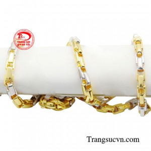 Hãy thể hiện đẳng cấp của một quý ông thông qua chiếc dây chuyền nam đẳng cấp thời trang này. 