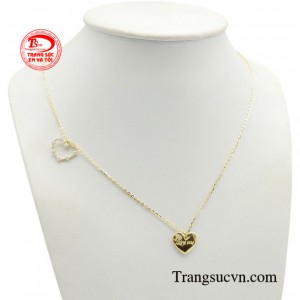 Với thiết kế liền mạch, hai trái tim được kết nối tinh xảo, tạo nên một tổng thể hài hòa và đầy ý nghĩa.