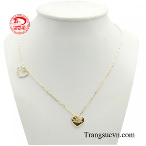 Dây chuyền nữ vàng trái tim đôi là một tác phẩm nghệ thuật nhỏ xinh, mang đậm chất lãng mạn và tình yêu đôi lứa. 