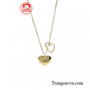 Chiếc dây chuyền nữ vàng trái tim đôi là một món quà tuyệt vời dành tặng cho người yêu, bạn bè hoặc người thân trong những dịp đặc biệt.