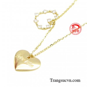 Việc đeo một chiếc dây chuyền trái tim đôi thể hiện tình cảm sâu sắc dành cho người ấy, đồng thời khẳng định mối quan hệ bền vững.