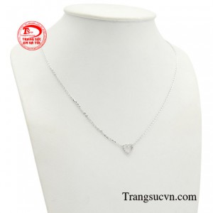 Điểm nhấn của chiếc dây chuyền là mặt dây hình trái tim, biểu tượng cho tình yêu, sự lãng mạn và sự gắn kết.