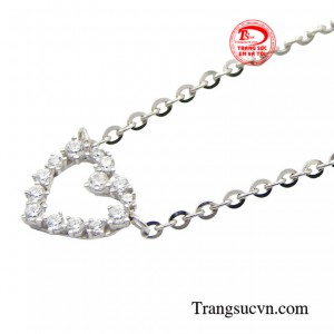 Chiếc dây chuyền góp phần giúp nàng thêm tự tin, thu hút mọi ánh nhìn từ những người xung quanh.