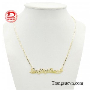 Dây chuyền vàng chữ thiết kế là sự kết hợp đặc biệt giữa dây chuyền liền mạch với mặt dây thành một thể thống nhất.