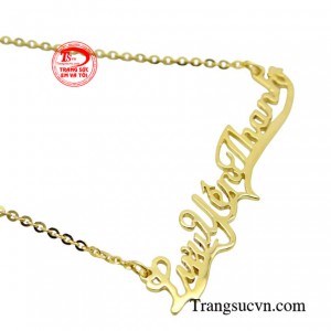 Dây chuyền vàng chữ thiết kế có khả năng phối hợp linh hoạt với nhiều phong cách thời trang khác nhau.