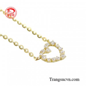 Khi mang trên mình trang sức trái tim người phụ nữ sẽ luôn gặp may mắn trong chuyện tình cảm, luôn được hạnh phúc viên mãn.