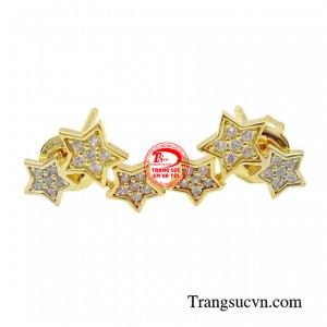 Hoa tai nữ vàng 10k xinh xắn được chế tác từ vàng 10k, một loại vàng có độ bền cao, màu sắc vàng sáng đẹp mắt và giá thành hợp lý.