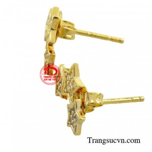 Điểm nhấn của chiếc hoa tai là bộ ba ngôi sao được thiết kế tỉ mỉ, tinh xảo.