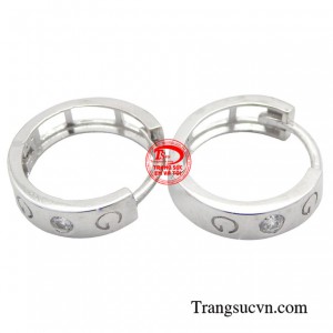 Hoa tai nữ vàng trắng cuốn hút là món đồ tôn lên nét sang trọng và đẳng cấp cho người phụ nữ hiện đại.