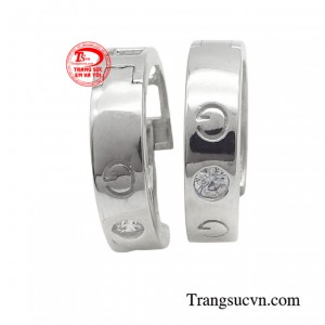 Và đôi hoa tai sẽ là món phụ kiện tạo điểm nhấn quan trọng, làm nên sự thu hút của một cô gái.