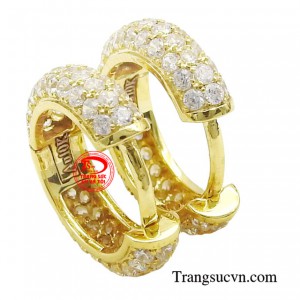 Sản phẩm thiết kế độc lạ thể hiện gu thẩm mỹ cá nhân, tôn lên vẻ đẹp của các cô gái làm hút mắt người nhìn.