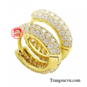 Chiếc hoa tai đại diện cho vẻ đẹp hiện đại, sắc sảo của phái nữ, giúp quý cô nâng tầm phong cách và thể hiện gu thẩm mỹ của mình.