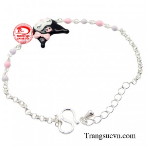 Chiếc lắc bạc này không chỉ mang đến vẻ năng động, tươi tắn mà còn có công dụng cản gió, kháng khuẩn bảo vệ sức khỏe trẻ nhỏ.