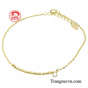 Chiếc lắc tay được chế tác trên chất liệu vàng 10k cùng với dôi bàn tay khéo léo của thợ kim hoàn đã giúp cho phái đẹp thêm phần quyến rũ.