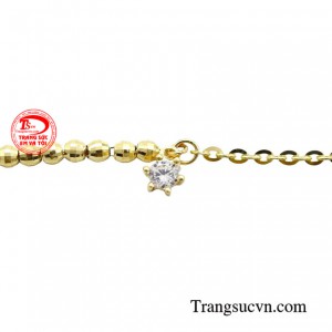 Với chiếc lắc tay này các cô nàng có thể kết hợp cùng nhiều kiểu trang phục và phong cách thời trang. 