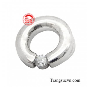 Với thiết kế đơn giản nhưng không kém phần tinh tế, mặt dây chữ O mang đến vẻ đẹp hiện đại, trẻ trung và phù hợp với nhiều phong cách thời trang khác nhau.