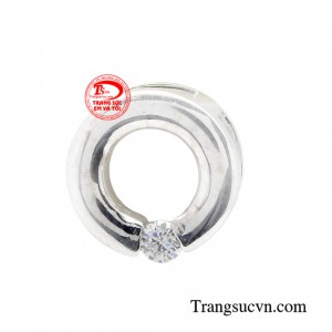 Mặt dây chữ o xinh xắn được chế tác trên chất liệu vàng 10k cao cấp, mặt dây có độ bền cao, không bị xỉn màu hay biến dạng sau thời gian dài sử dụng.