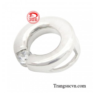 Nếu một cô nàng yêu thích sự đơn giản nhưng vẫn tôn lên vẻ đẹp, thu hút mọi ánh nhìn thì chiếc mặt dây này chính là sự lựa chọn tuyệt vời nhất.