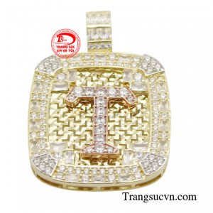 Với đôi bàn tay khéo léo của thợ kim hoàn tạo ra một chiếc mặt dây phù hợp với phong cách và gu thẩm mỹ của các anh.